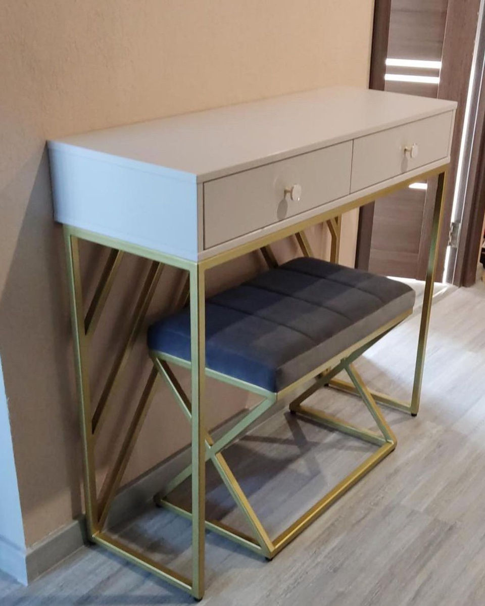 Стильный туалетный столик с пуфиком, золотая окантовка