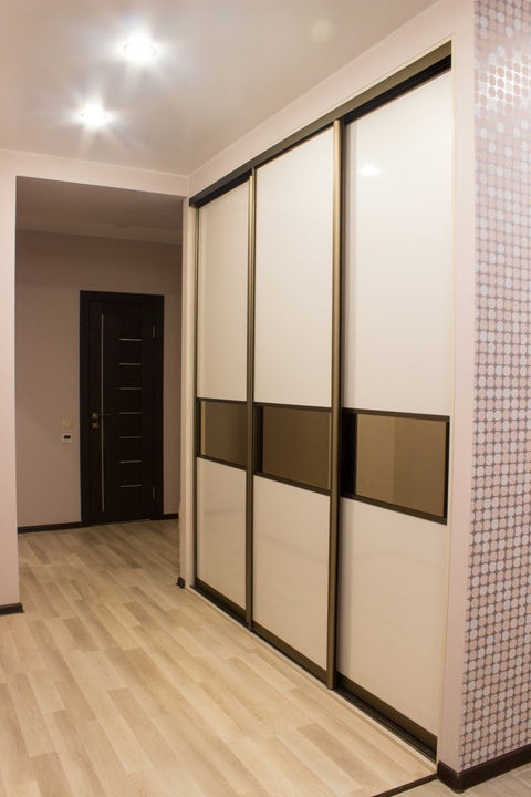 Стильные бежевые шкафы-купе в прихожей