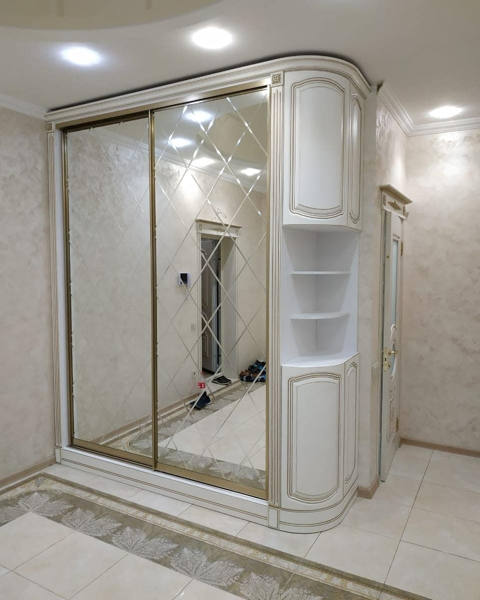 Светлый угловой шкаф-купе с зеркалом