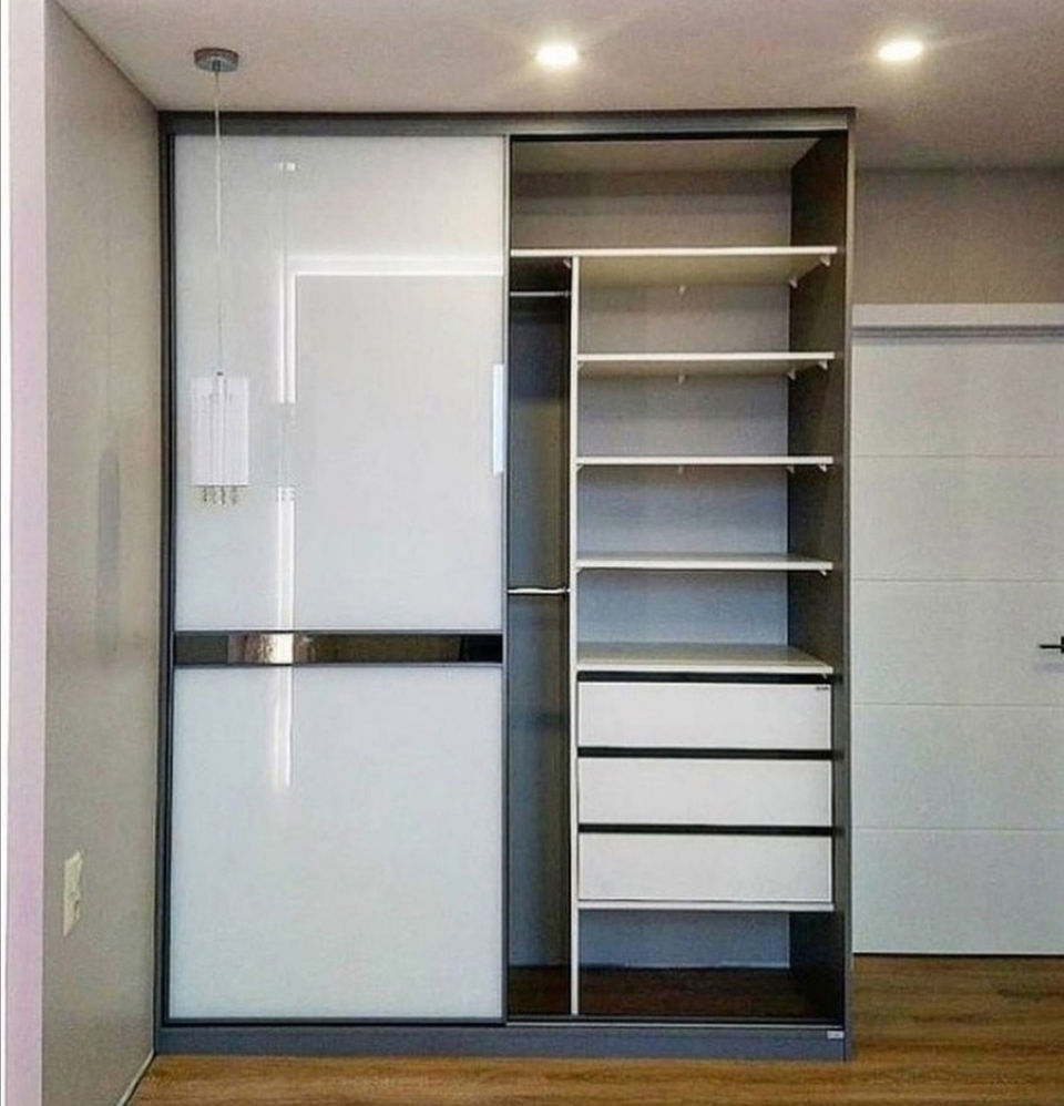 Современный шкаф-купе с раздвижными дверями и полками