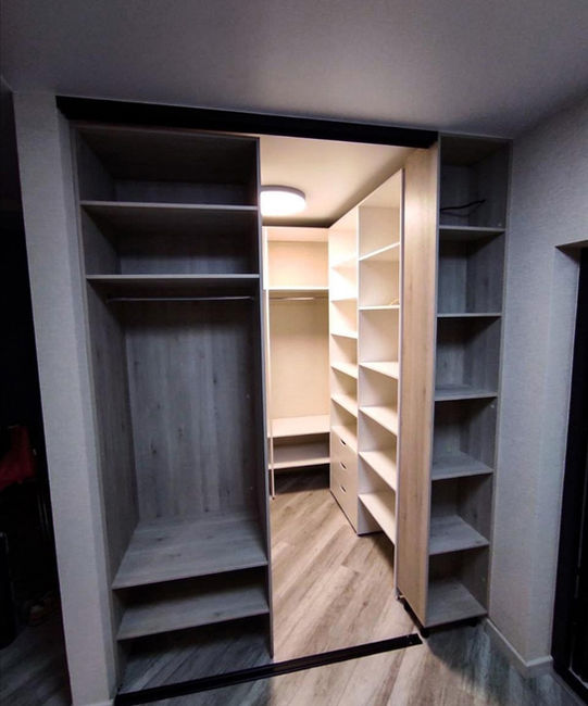 Встроенный шкаф-купе с полками и ящиками