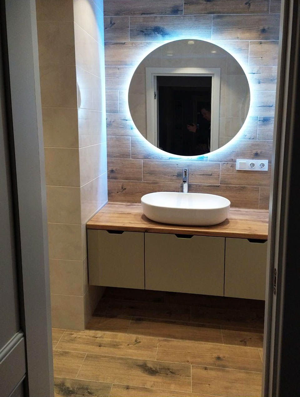 Подвесная тумба с раковиной и большим зеркалом с подсветкой