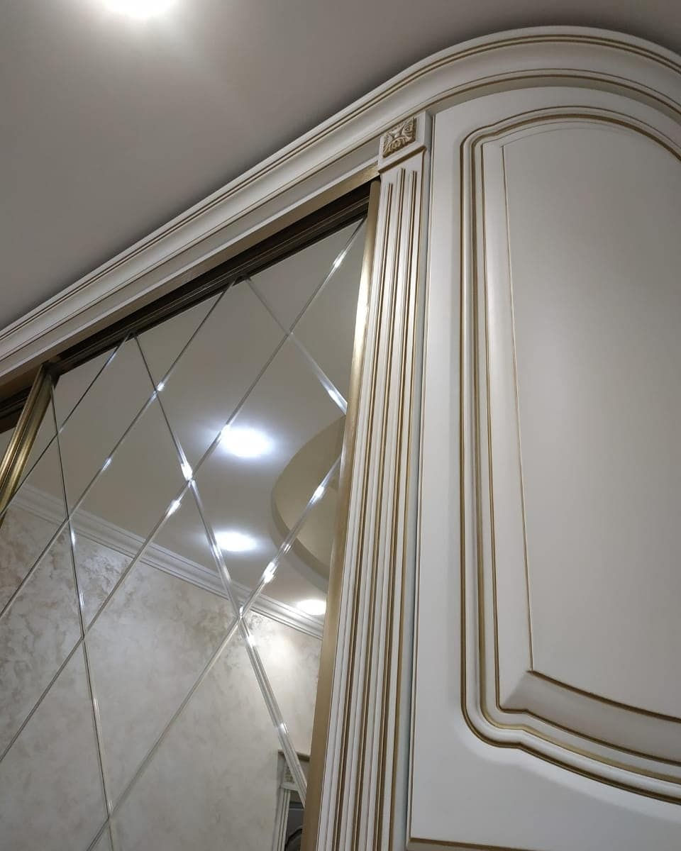 Элегантный шкаф-купе с зеркальной дверцей