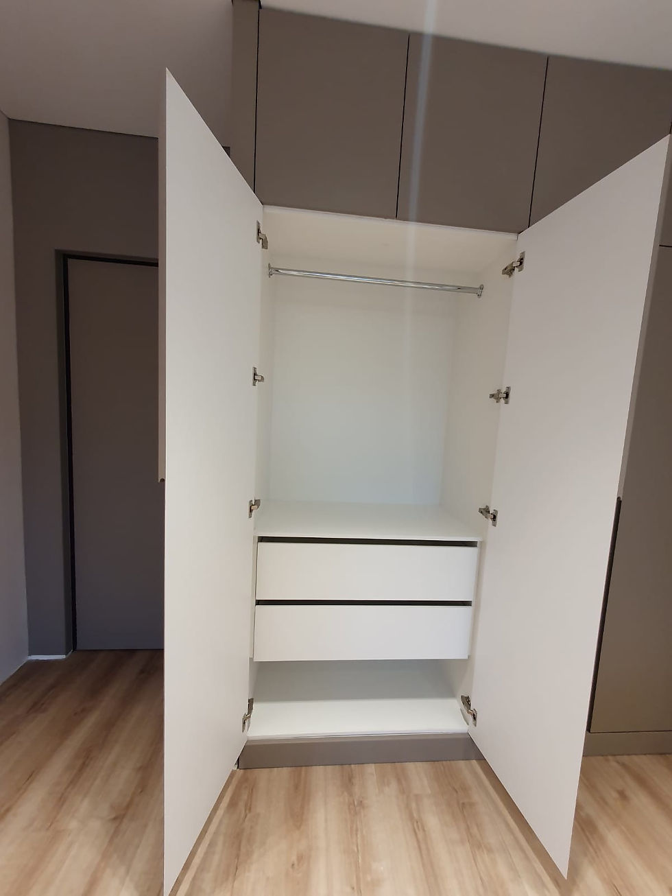 Встроенные распашные шкафы на заказ во Владимире