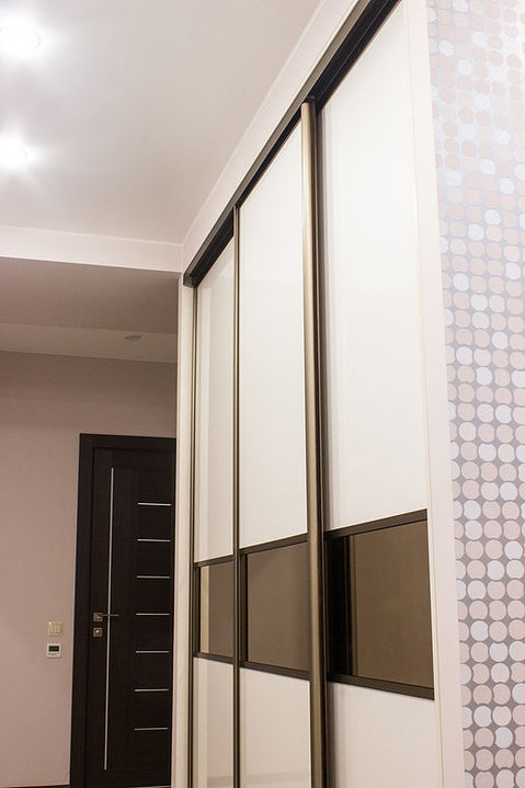 Современные шкафы-купе в интерьере квартиры