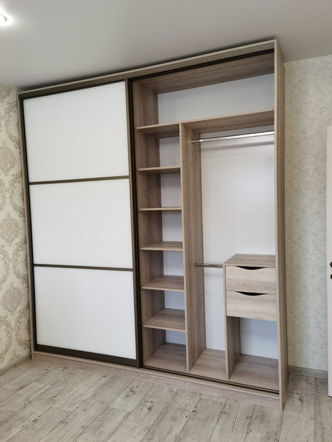 Современный шкаф-купе с полками и ящиками