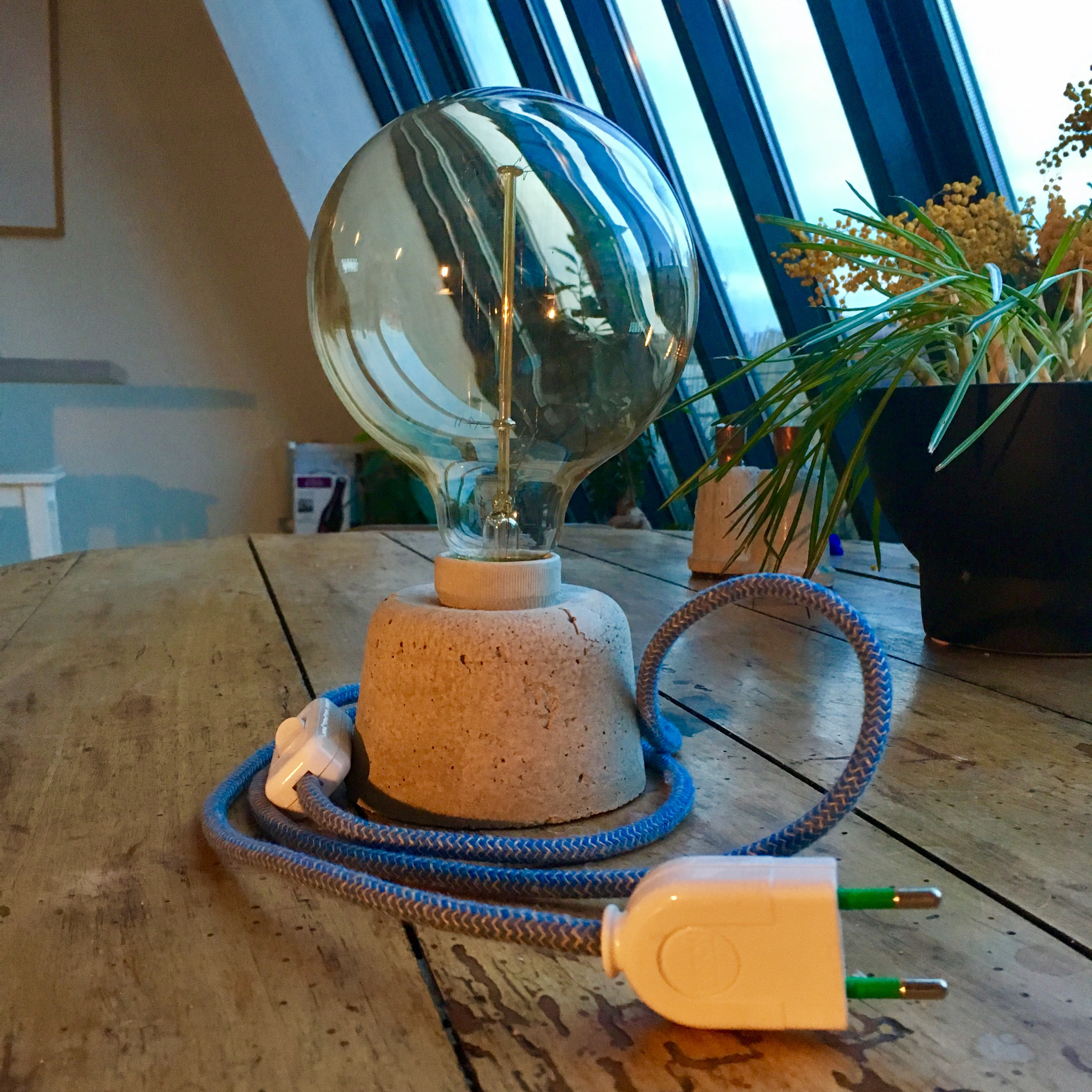 Petite lampe en béton ronde et bords ronds