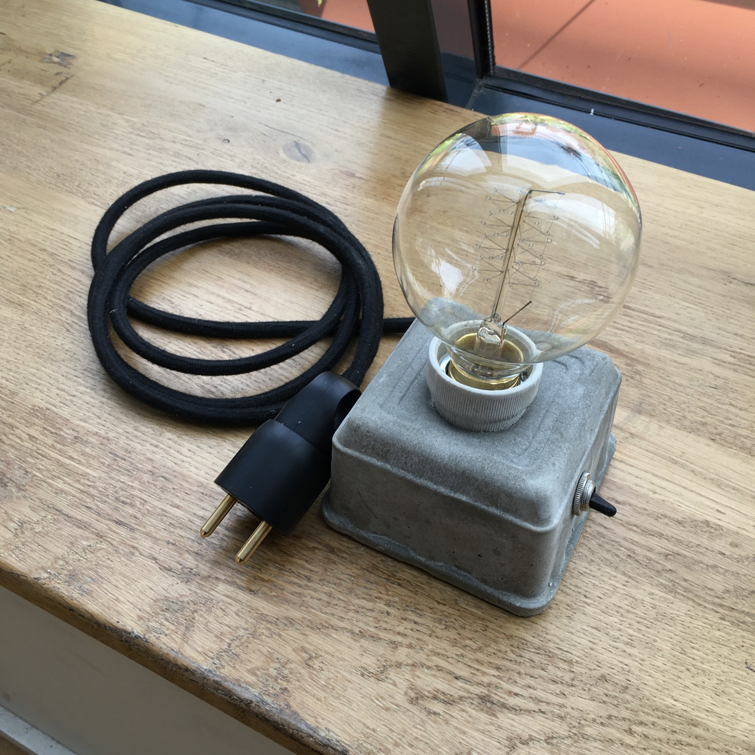 Lampe en béton avec contacteur à levier