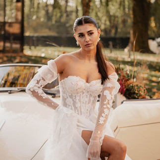 Braut vor Oldtimer im Schlossgut Lautenbach