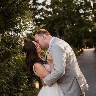 sich küssendes Brautpaar auf Holzsteig für Wolfschlucht Hochzeitslocation in Rodgau