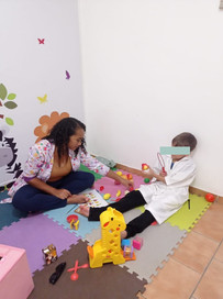 Criança explorando a comida com a ferramenta cientista da nutri