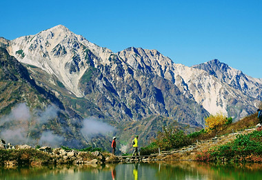 Hakuba Oike alpine lake mirror reflection trail running Japanese Alps Run Weekends running holiday