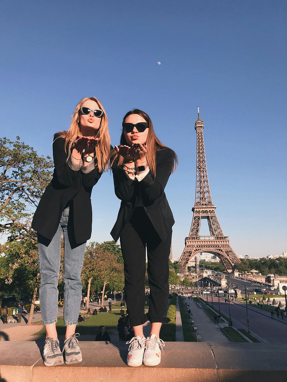 Paris - Eiffel tower - social vibes