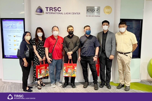 ทีมจักษุแพทย์ จากประเทศมาเลเซีย เดินทางเข้าเยี่ยมชมศูนย์รักษาสายตา TRSC