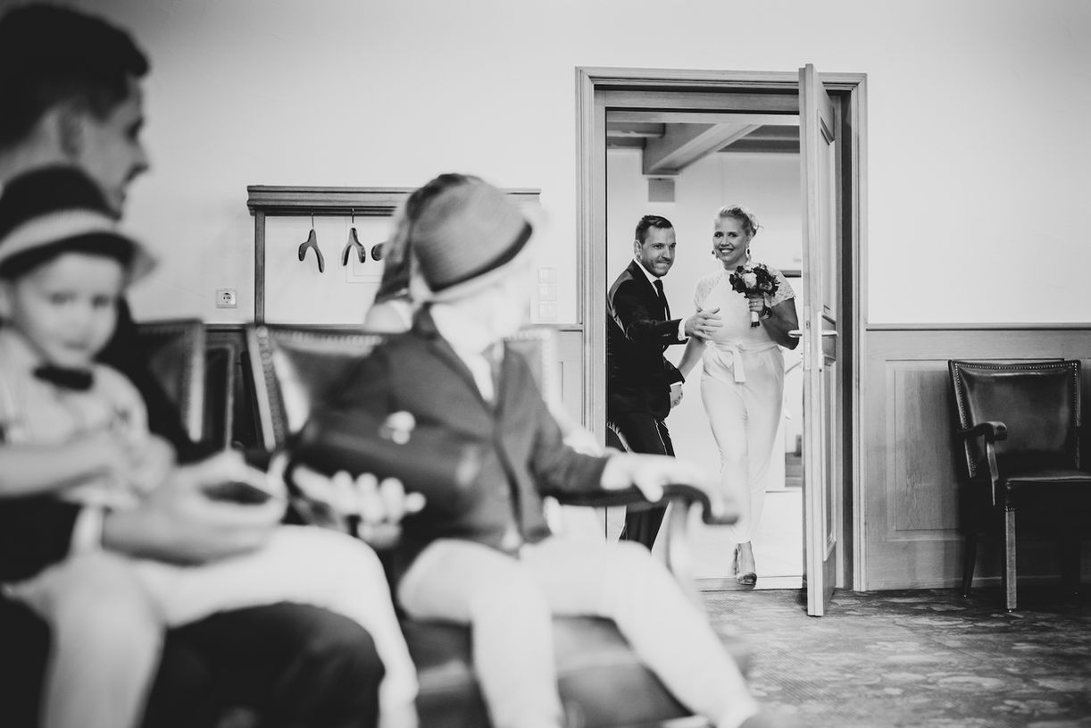 Happy bride and groom open the wedding hall in the Leonberg registry office full of anticipation.