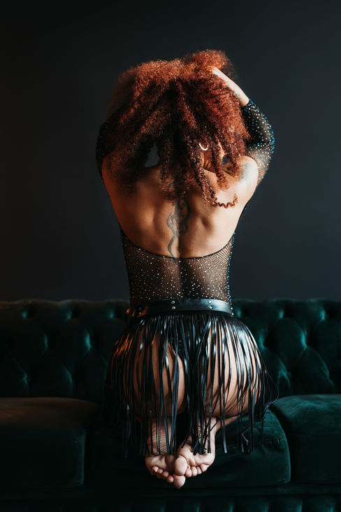 Rote Haare Frau in schwarzem Outfit, Boudoir Sinnliche Ästhetische Intime Frauen Fotografie