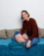 omART – Mari Lindfors is sitting on the couch