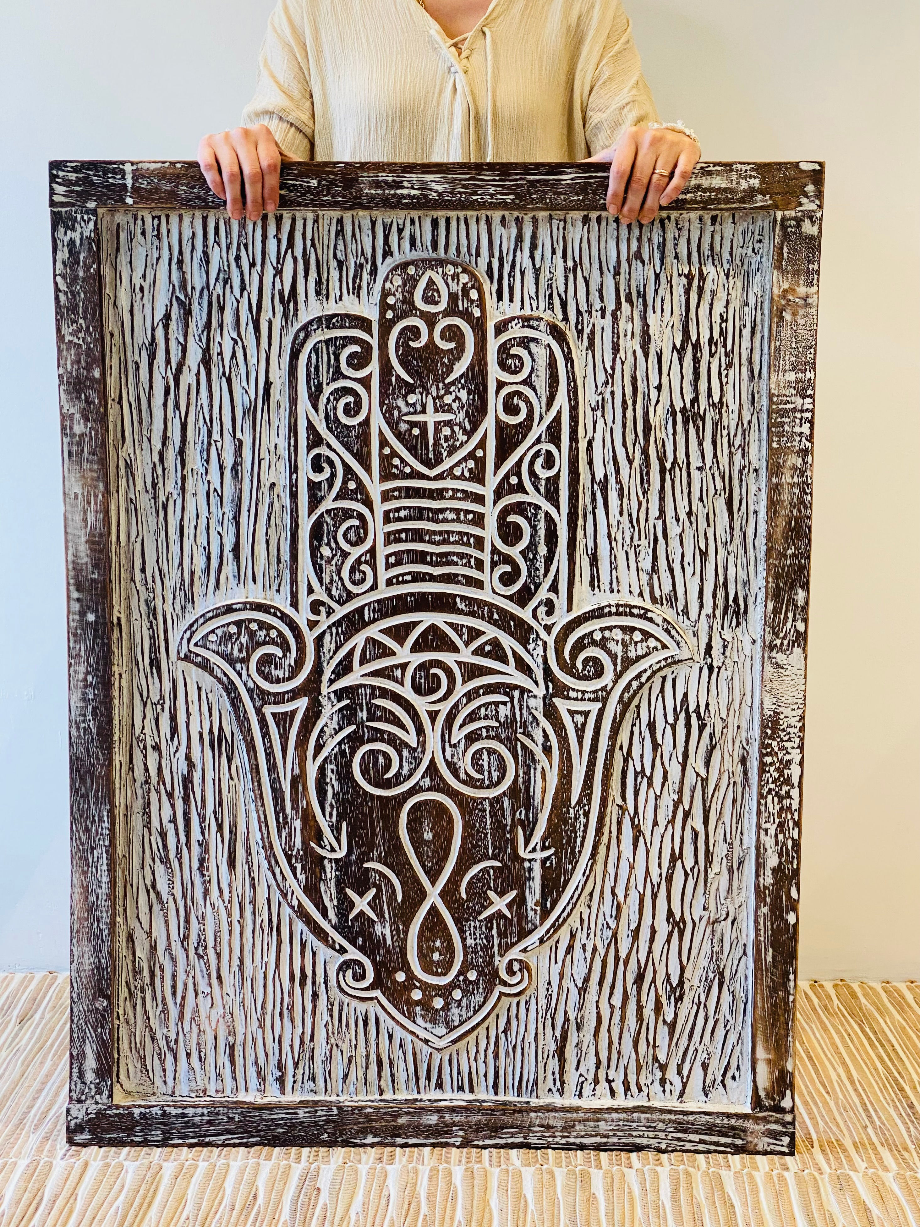 110 cm x82 cm el oyması ahşap Fatma’nın eli pano