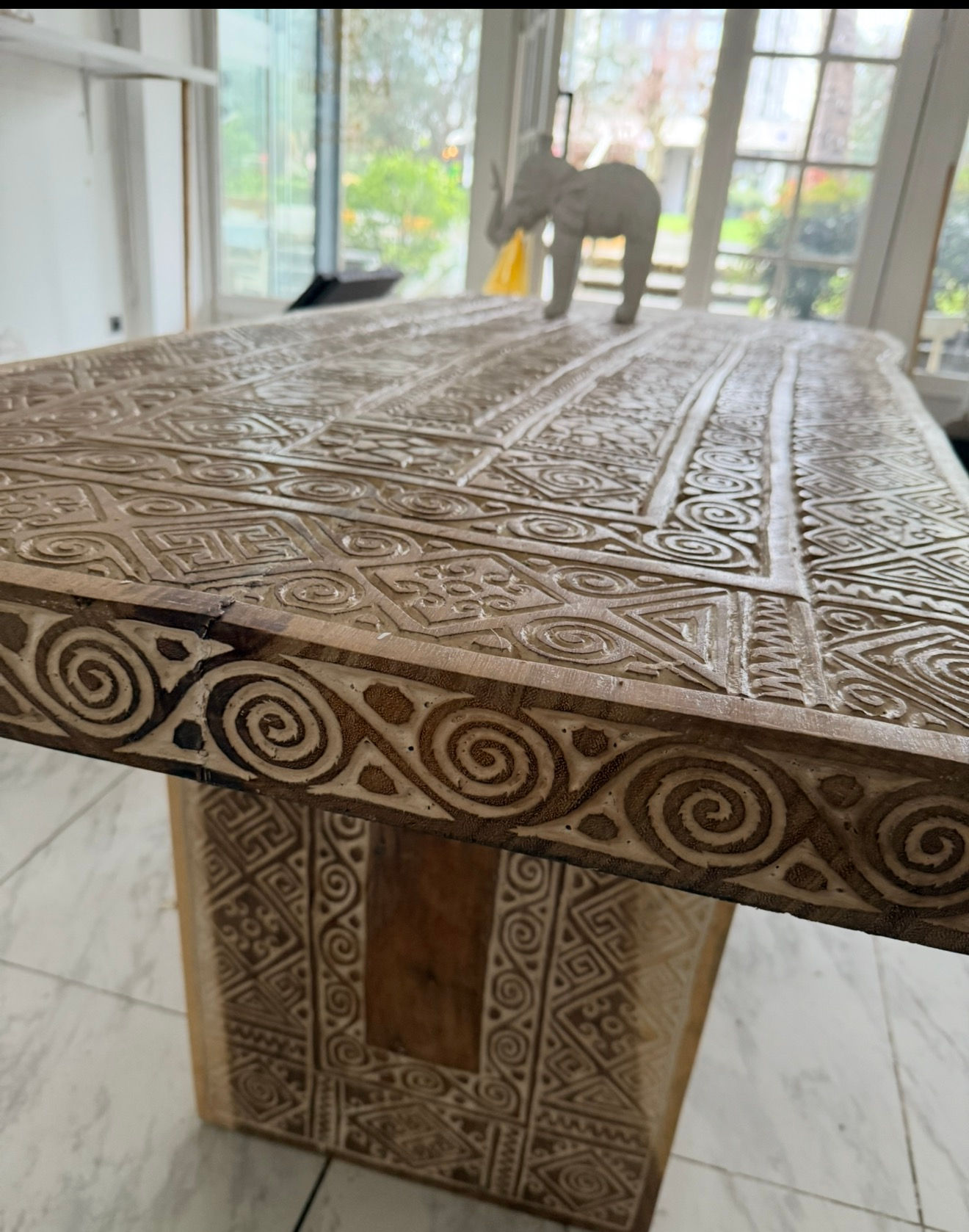 El oyması yemek masası