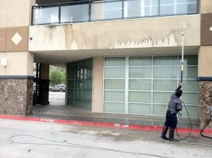 commercial pressure washing dirty building