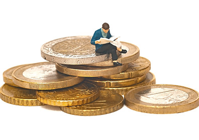 quantitative-trading-courses-man-reading-on-coins