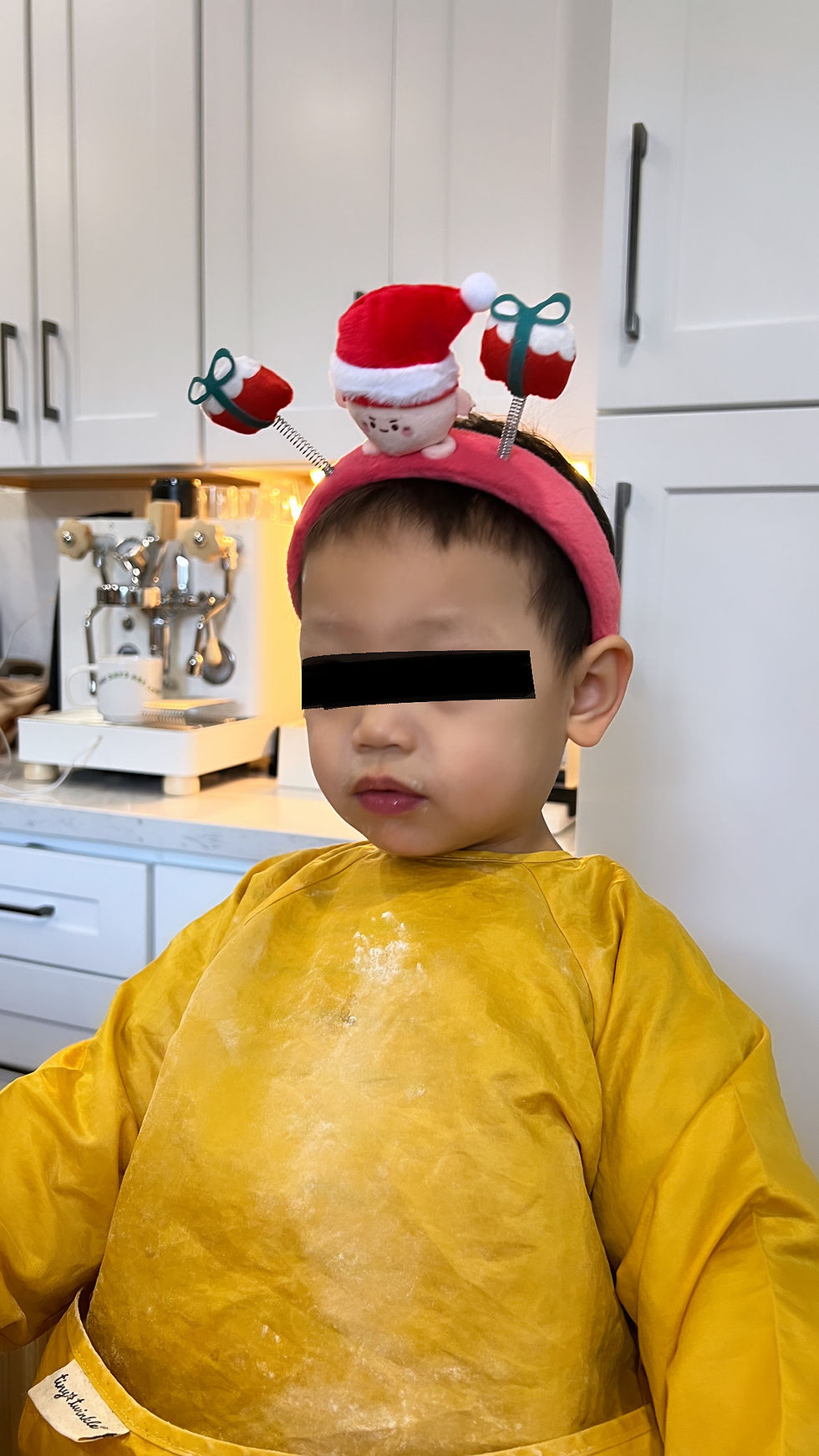 穿著圍兜的幼童