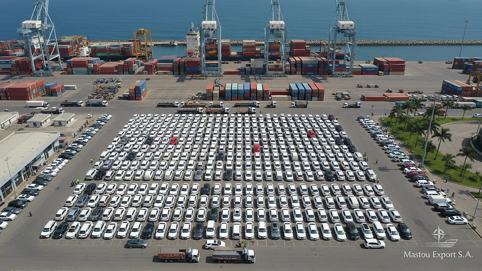 Vue en plongée d'un port africain avec des conteneurs et des véhicules en attente de dédouanement