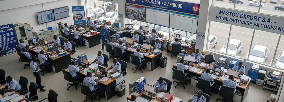 Agents en open space coordonnant des demandes de devis pour le transport international entre le Canada et l’Afrique.