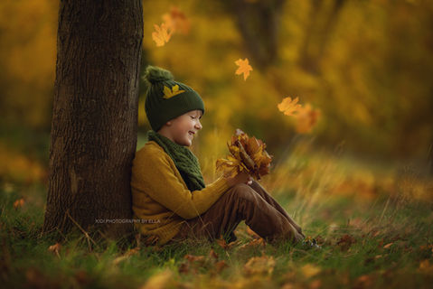 Autumn outdoor portraits with natural family connection