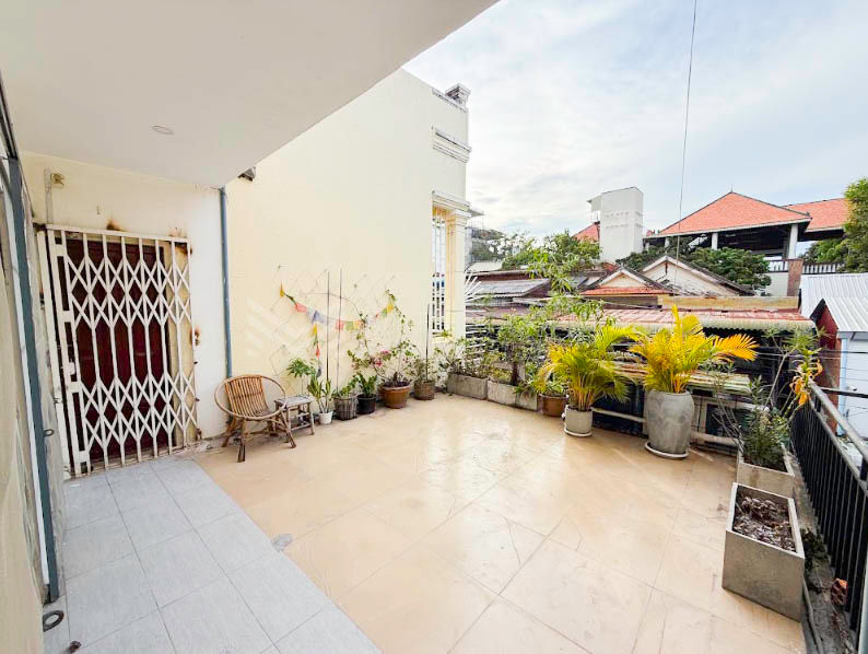 2-bedroom renovated apartment for rent in Daun Penh near independent Monument.