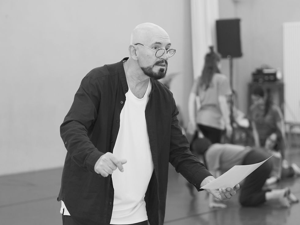 Sergei Ostrenko works with an international group of students, introducing them to tempo-rhythm through the Ostrenko Brothers’ method. (с) New International Performing Arts Institute (NIPAI)
