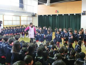 先生と園児たちが整列、園児服 入園式 体育館で子供たちが集まっている様子