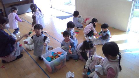 保育園の子供達が遊んでいる様子。おもちゃで遊ぶ子供達。6月【年中】今週の様子。
