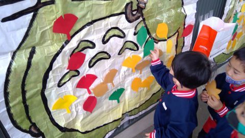 園児が葉っぱの飾り付け。アート作品。1月【年長】今週の様子。創造的な活動、秋のテーマ。