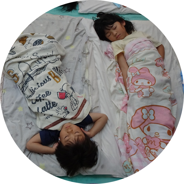 園児の昼寝風景