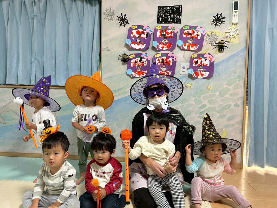 ハロウィンの仮装をした子供たちと大人