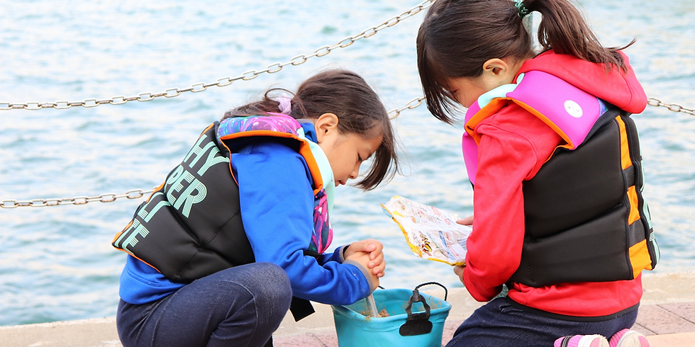 海辺で遊ぶ子供たち、ライフジャケット着用し地図を観察。遊漁船(ゆみと丸)