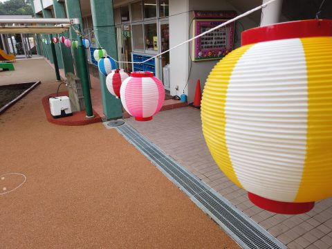 カラフルな提灯が飾られた幼稚園の風景。夏祭りの準備。全学年 自然観察公園にて・・・