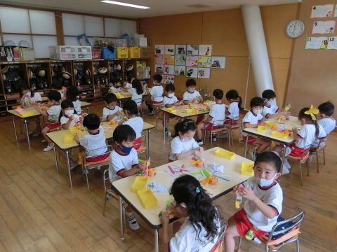 園児が作業中、5月【年少々】園内めぐり、園の教室で製作活動をしています。