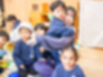 子供と先生が遊んでいる様子