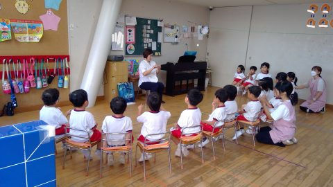 幼稚園での歌の練習風景、先生と園児たち。5月【年少々】今週の様子。楽しい音楽教室。