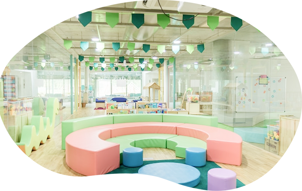 小倉台いろは保育園の明るいプレイルームと円形のソファ