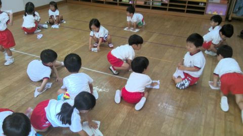 保育園の子供達が床を拭いている様子。5月【年少々】今週の様子 子供たちの活動の様子。