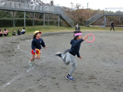 公園で輪投げをする子供たち。楽しそうな子供達の様子が写っています。