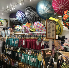 京都祇園北斎グラフィック（京都府京都市・八坂神社参道祇園商店街）店舗内観1｜おしゃれな和柄傘ブランド［北斎グラフィック］