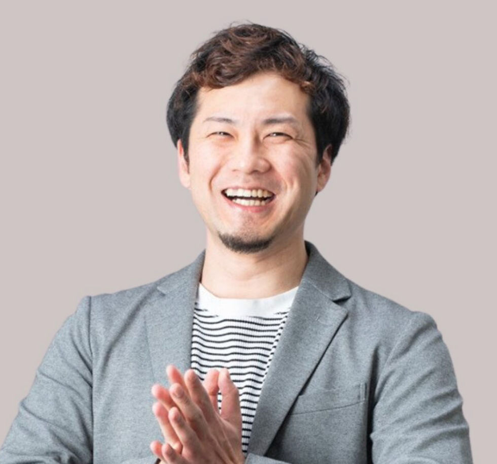 笑顔で手を組んでいる男性