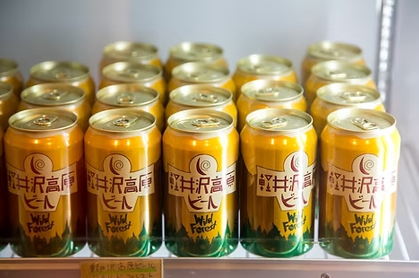 冷蔵庫に並ぶ軽井沢高原ビールの缶
