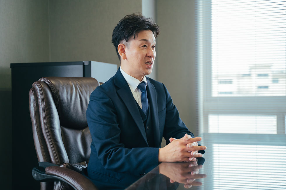 デスクで話をするスーツ姿の代表取締役