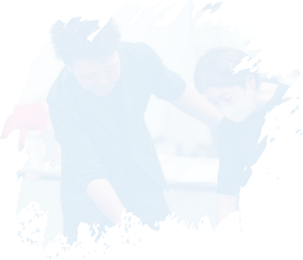 男性が女性を支える様子
