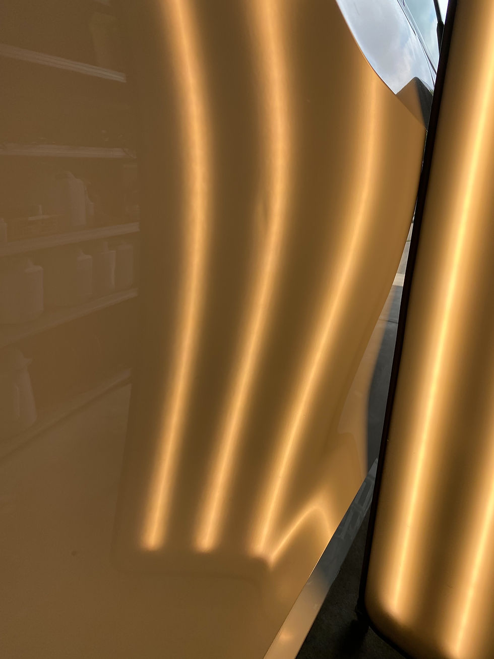 デントリペアで雹害車の状態を確認している